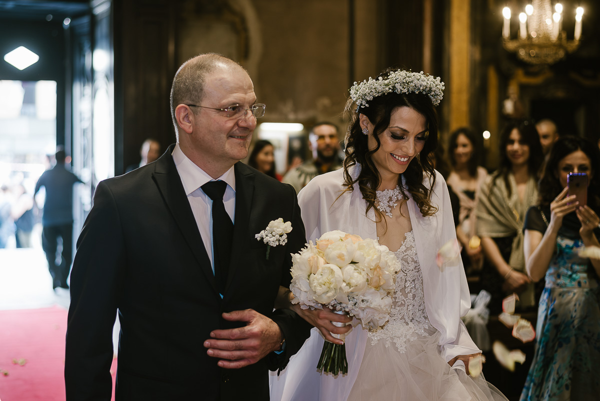 Matrimonio a Torino. Chiesa di san Francesco da Paola. Cerimonia entrata in chiesa della sposa.
