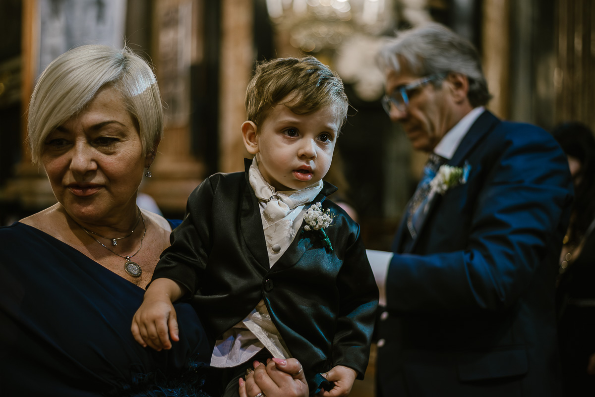 Matrimonio a Torino. Chiesa di san Francesco da Paola. Messa.Figlio degli sposi in braccio alla nonna.