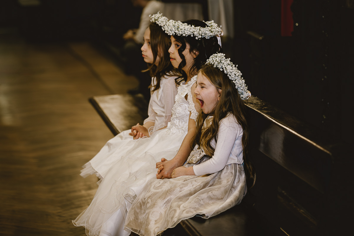 Matrimonio a Torino. Chiesa di san Francesco da Paola. Messa.Damigelle. Flower girl che sbadiglia.