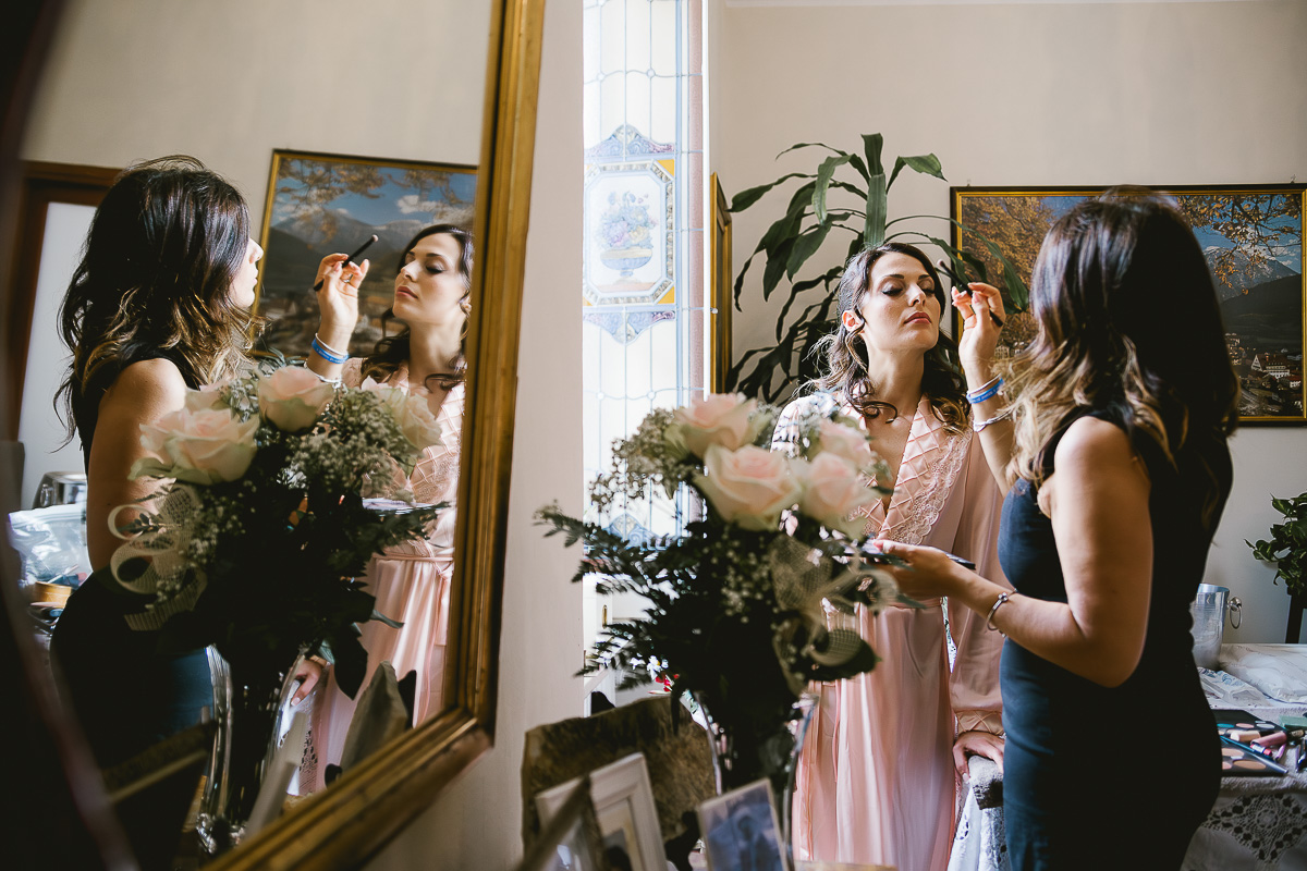 Matrimonio a Torino, trucco della sposa, riflessa allo specchio
