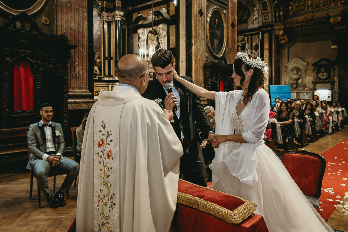 Matrimonio a Torino. Chiesa di san Francesco da Paola. Messa.Sposa che accarezza lo sposo commosso.
