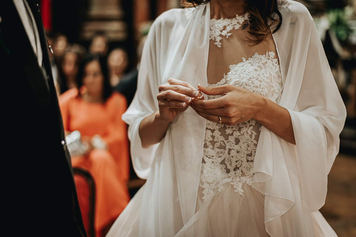 Matrimonio a Torino. Chiesa di san Francesco da Paola. Messa.Sposa che tiene in mano l'anello
