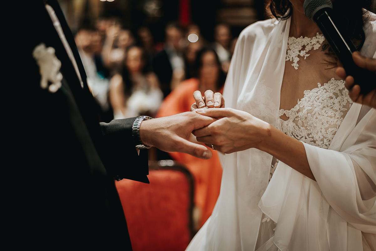 Matrimonio a Torino. Chiesa di san Francesco da Paola. Messa.Sposa che mette l'anello al dito dello sposo