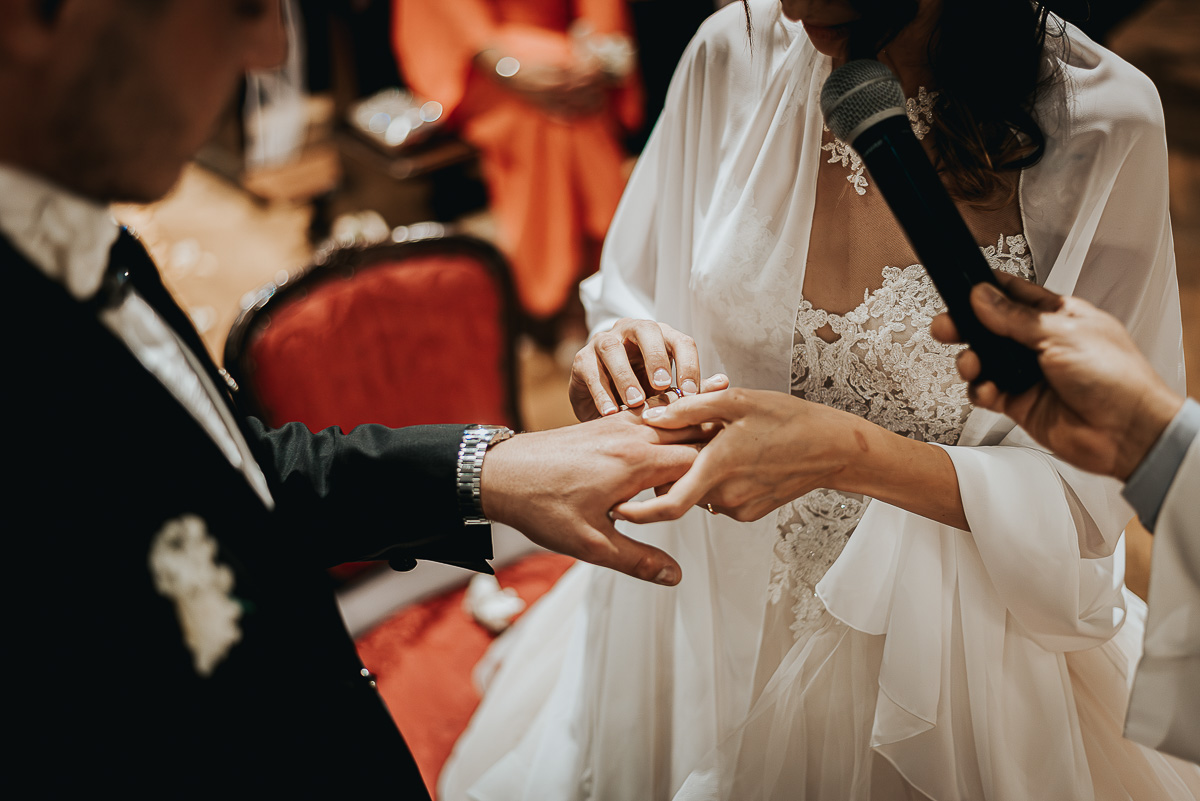 Matrimonio a Torino. Chiesa di san Francesco da Paola. Messa. Sposa che mette l'anello al dito dello sposo