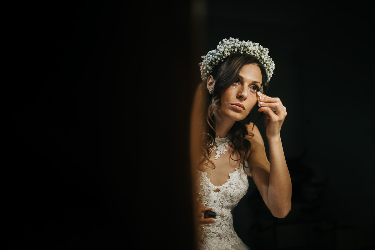 Matrimonio a Torino. Preparazione della sposa.Sposa che da gli ultimi ritocchi al trucco