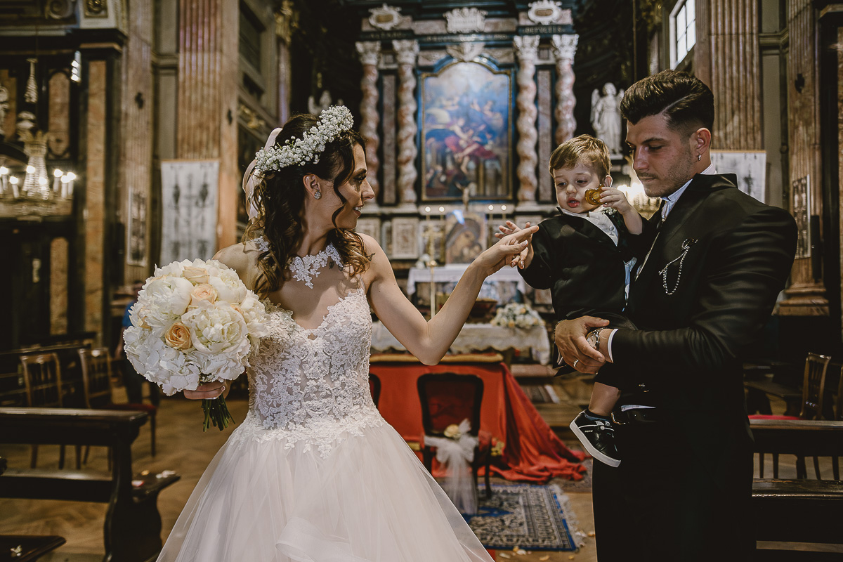 Matrimonio a Torino. Chiesa di san Francesco da Paola. Messa.Sposi con il loro bambino