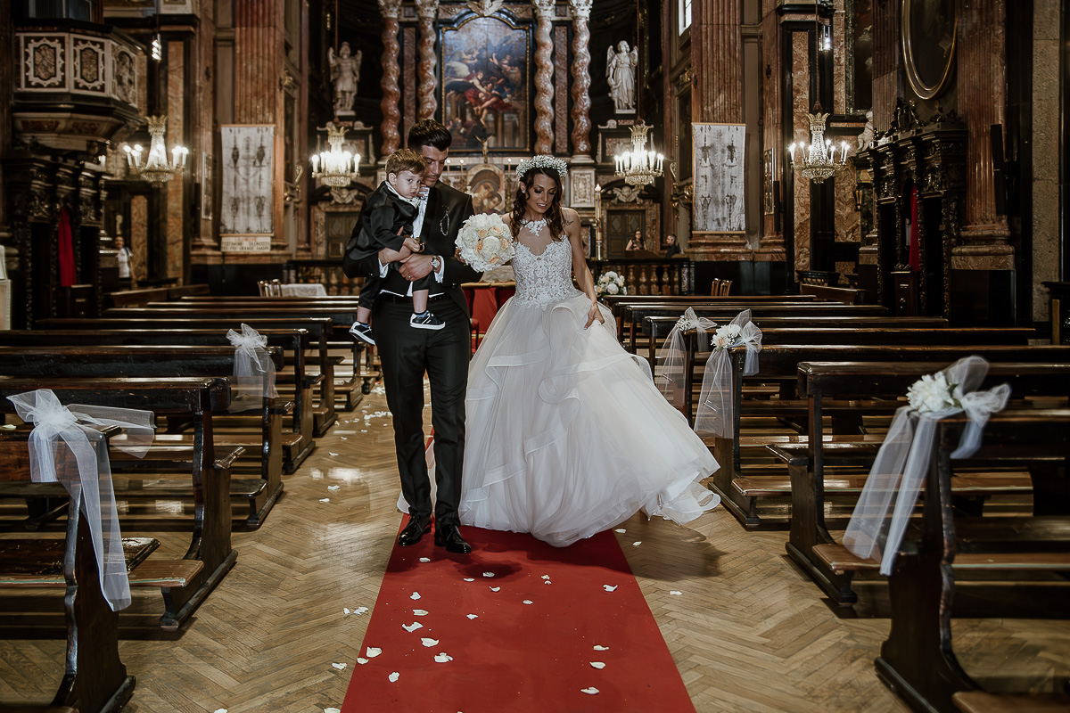 Matrimonio a Torino. Chiesa di san Francesco da Paola. Messa.Uscita degli sposi con il loro bambino