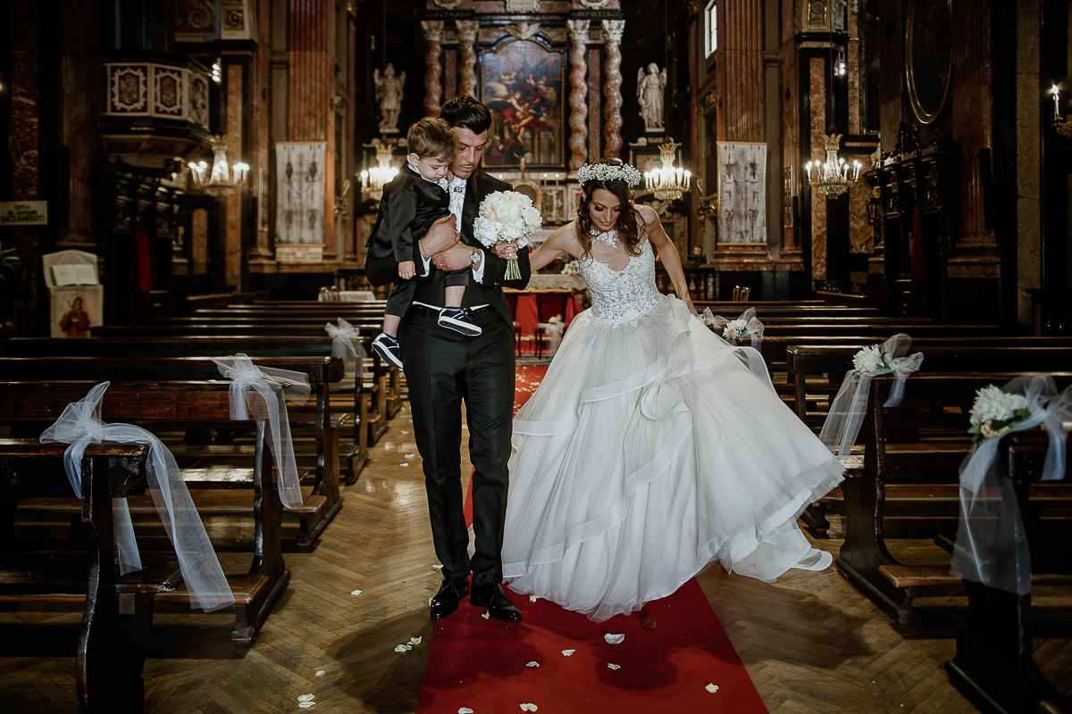 Matrimonio a Torino. Chiesa di san Francesco da Paola. Messa.Uscita degli sposi con il loro bambino