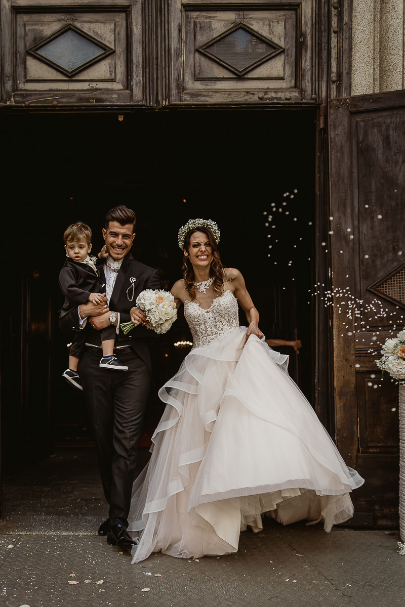 Matrimonio a Torino. Chiesa di san Francesco da Paola. Messa.Uscita degli sposi con il loro bambino
