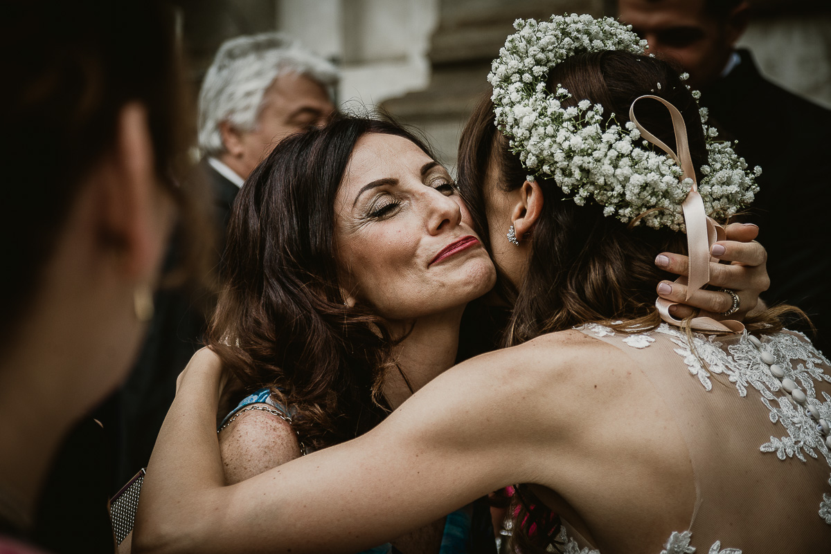 Matrimonio a Torino. Chiesa di san Francesco da Paola. Messa.Uscita degli sposi Baci e abbracci