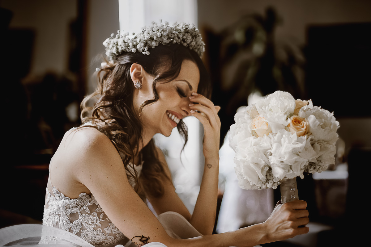 Matrimonio a Torino. Preparazione della sposa.Sposa seduta che pensa.