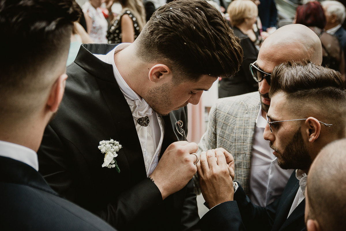 Matrimonio a Torino. Chiesa di san Francesco da Paola. Messa.Uscita degli sposi Baci e abbracci