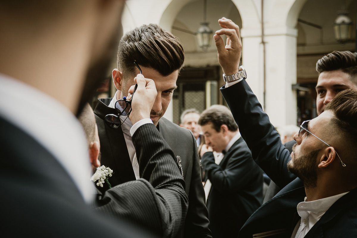 Matrimonio a Torino. Chiesa di san Francesco da Paola. Messa.Uscita degli sposi Baci e abbracci