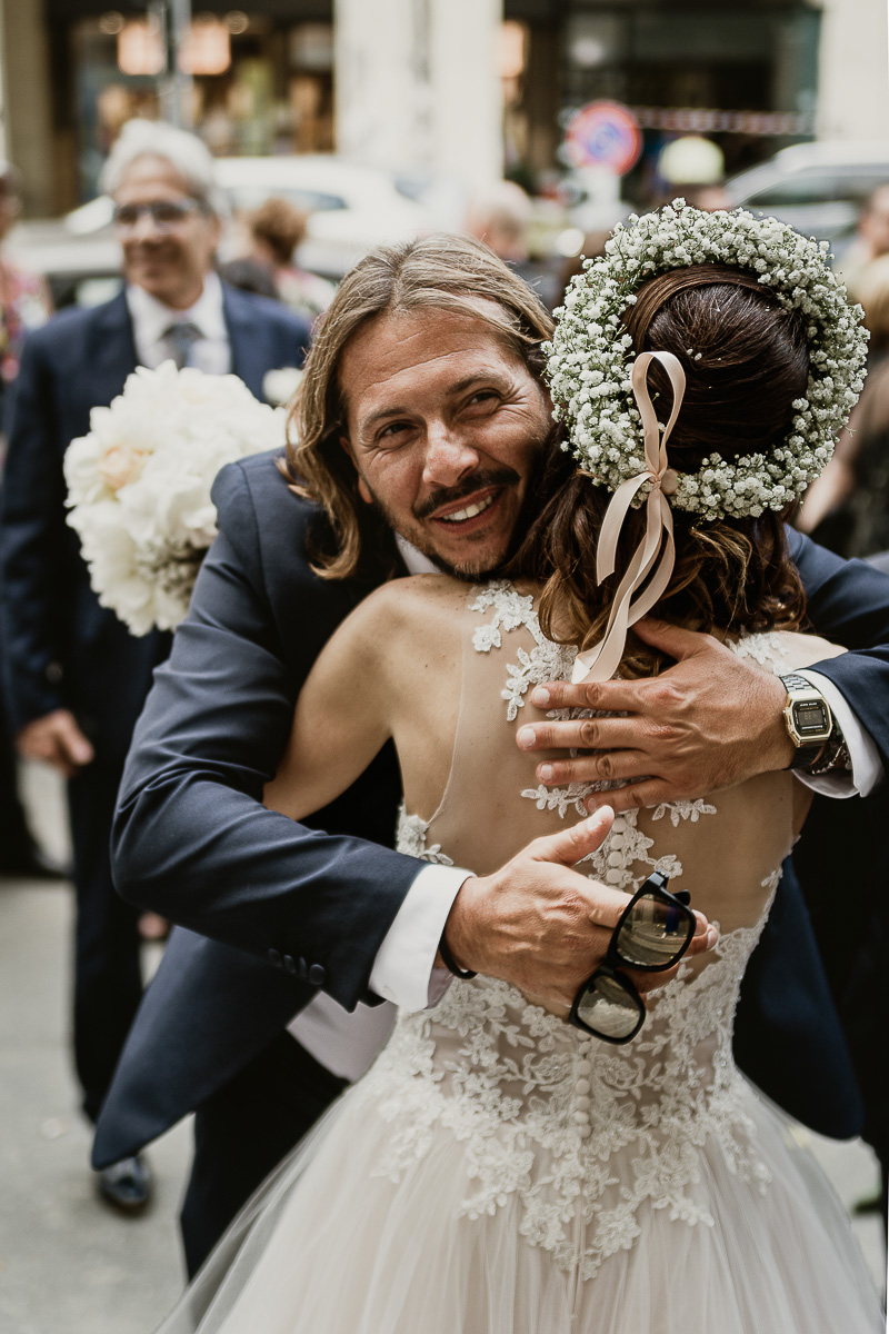 Matrimonio a Torino. Chiesa di san Francesco da Paola. Messa.Uscita degli sposi Baci e abbracci