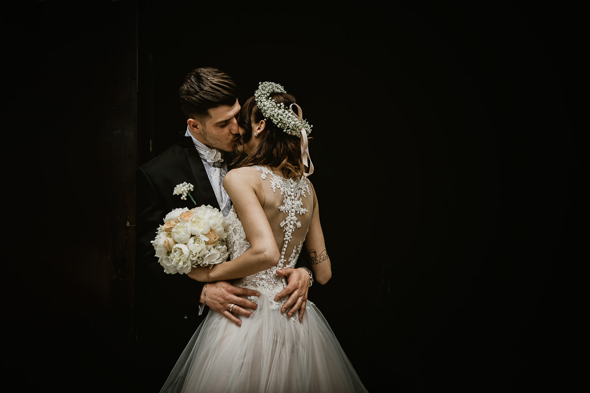 Matrimonio a Torino. Chiesa di san Francesco da Paola. Messa.Uscita degli sposi Bacio degli sposi