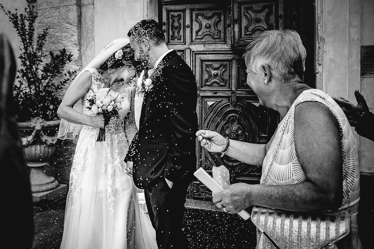Matrimonio nella Chiesa della Madonna del Pilone a Torino. Cerimonia.Lancio del riso
