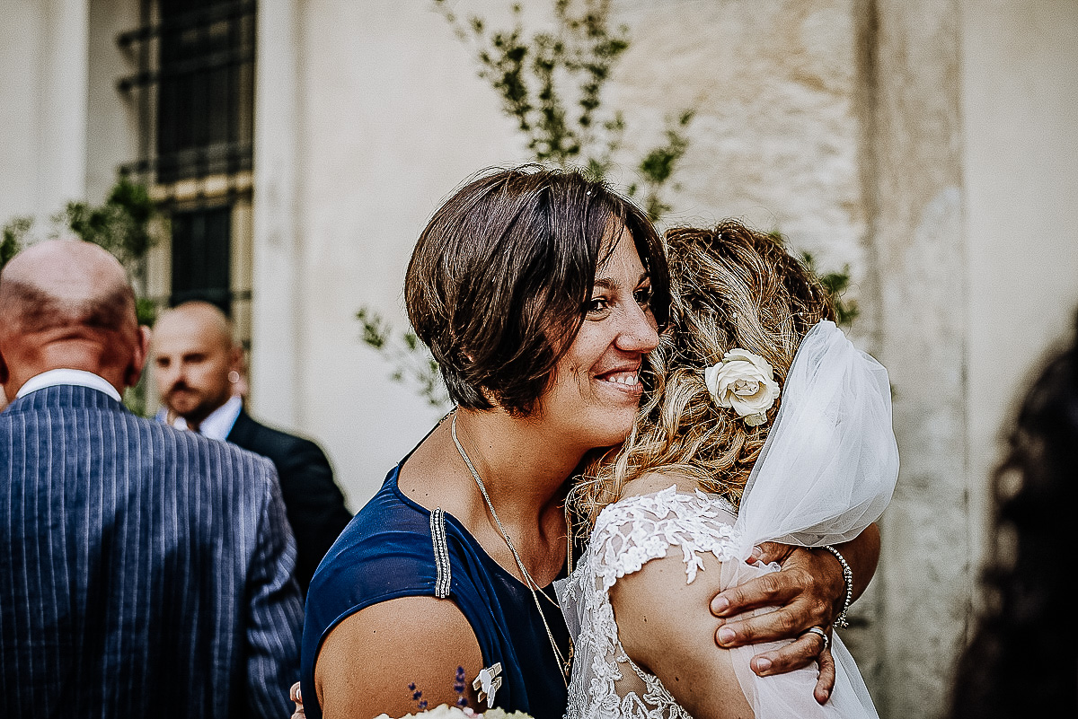 Matrimonio nella Chiesa della Madonna del Pilone a Torino. Cerimonia.Baci e abbracci