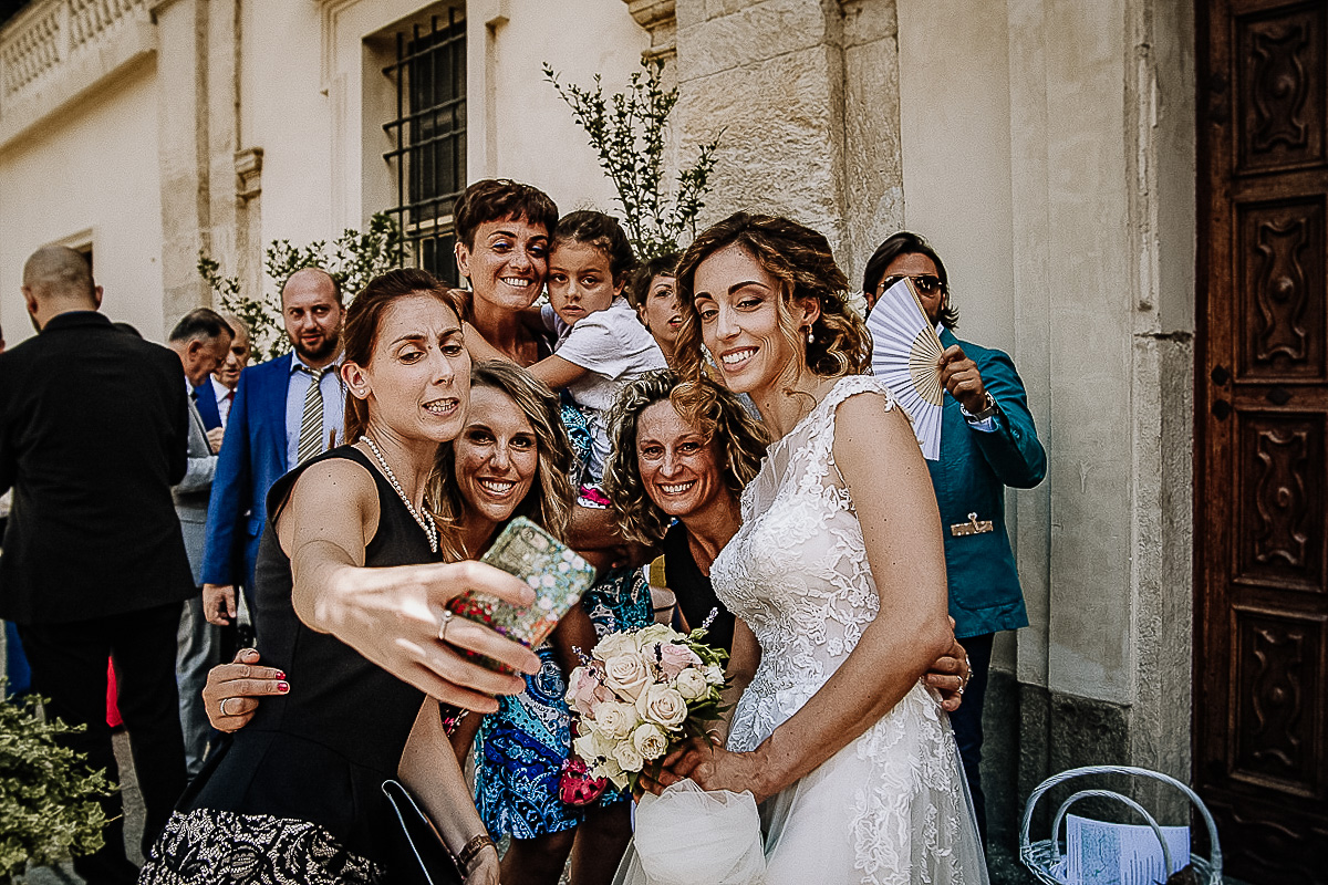 Matrimonio nella Chiesa della Madonna del Pilone a Torino. Cerimonia.Baci e abbracci. Selfie della sposa con le amiche