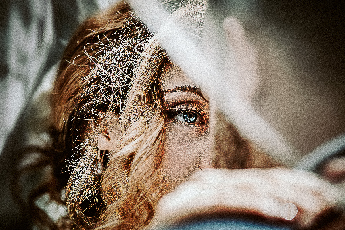 Matrimonio a Superga. Servizio di Coppia.Sposi sotto il velo, particolare dell'occhio blu della sposa