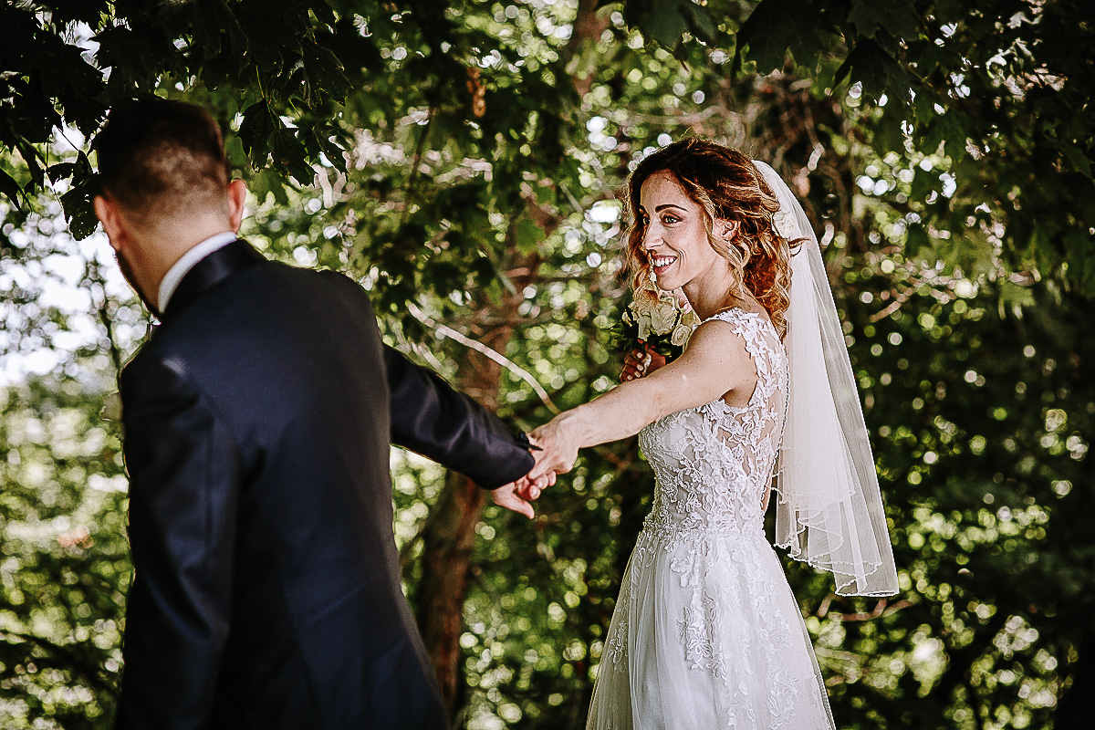 Matrimonio a Superga. Servizio di Coppia.Sposi che si tengono per mano