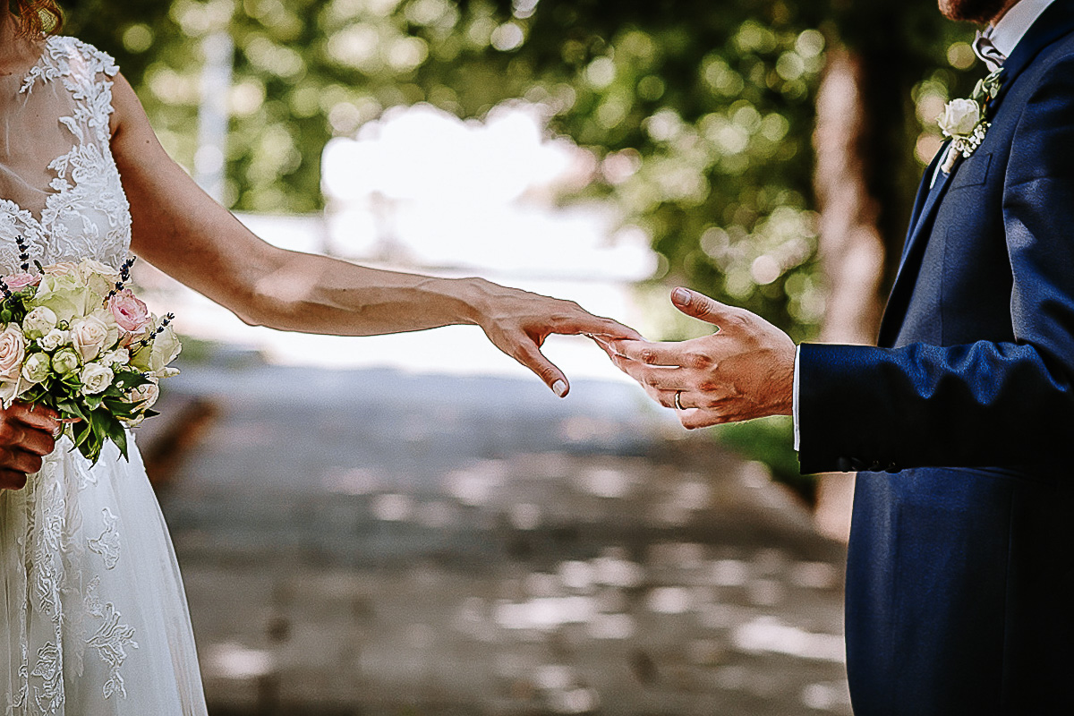 Matrimonio a Superga. Servizio di Coppia.Sposi che si sfiorano le mani