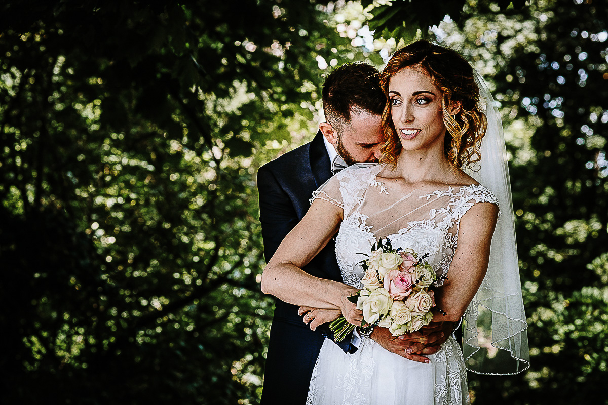 Matrimonio a Superga. Servizio di Coppia.Sposo che bacia la spalla della sposa