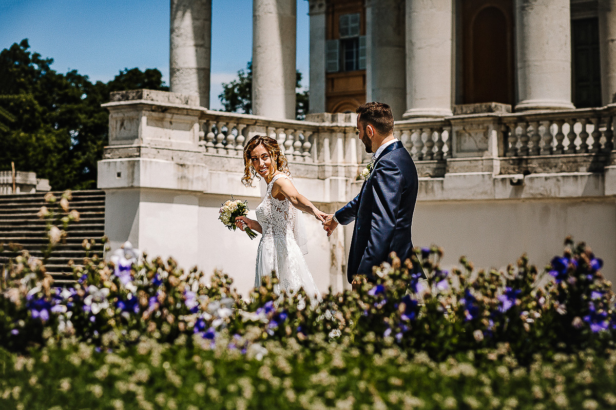 Matrimonio a Superga. Servizio di Coppia.Sposa che trascina lo sposo per mano.