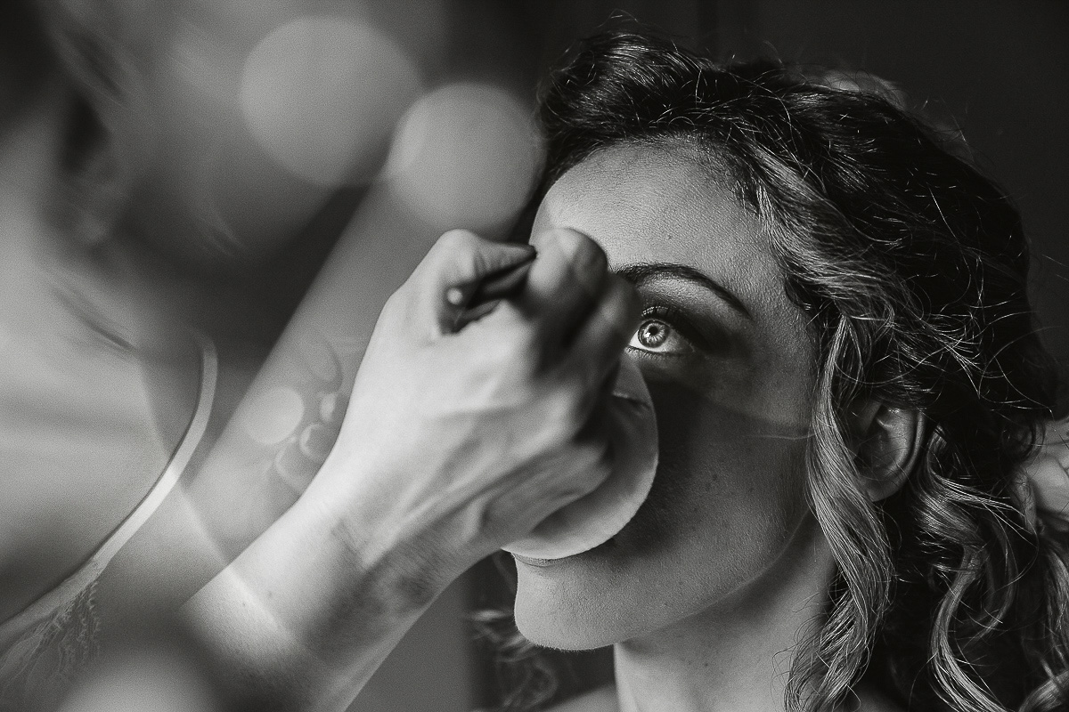Matrimonio a Torino, preparazione della sposa.trucco della sposa .