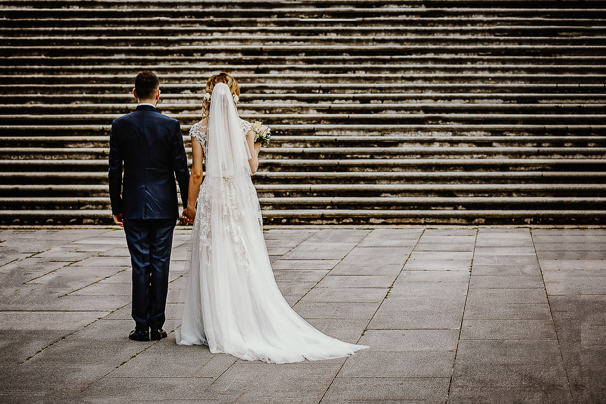 Matrimonio a Superga. Servizio di Coppia.Sposi davante alla scalinata della basilica