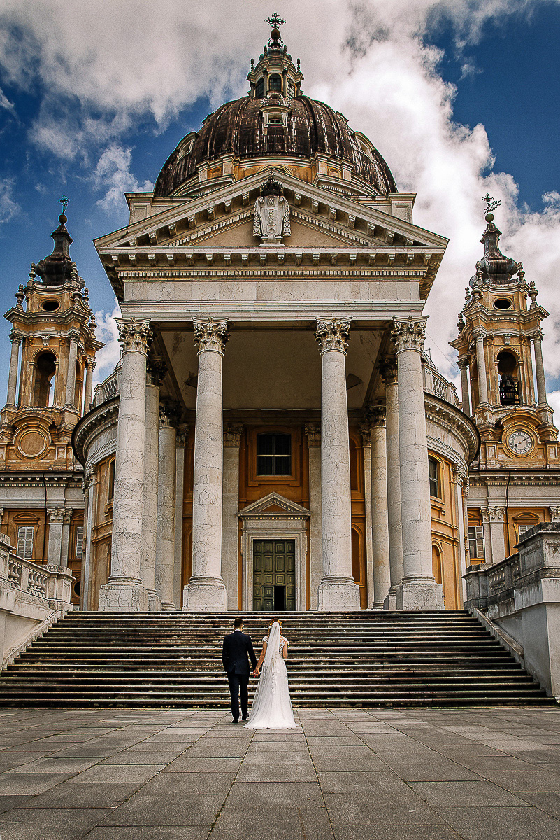 Matrimonio a Superga. Servizio di Coppia.Sposi davanti alla Basilica