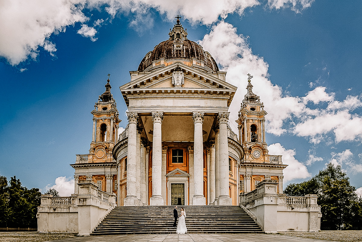 Matrimonio a Superga. Servizio di Coppia.Sposi davanti alla basilica. Basilica intera.