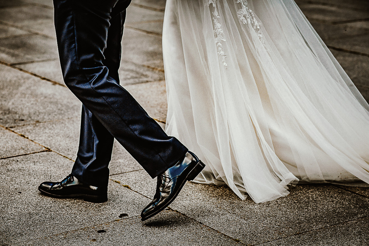 Matrimonio a Superga. Servizio di Coppia.Particolare degli sposi che camminano