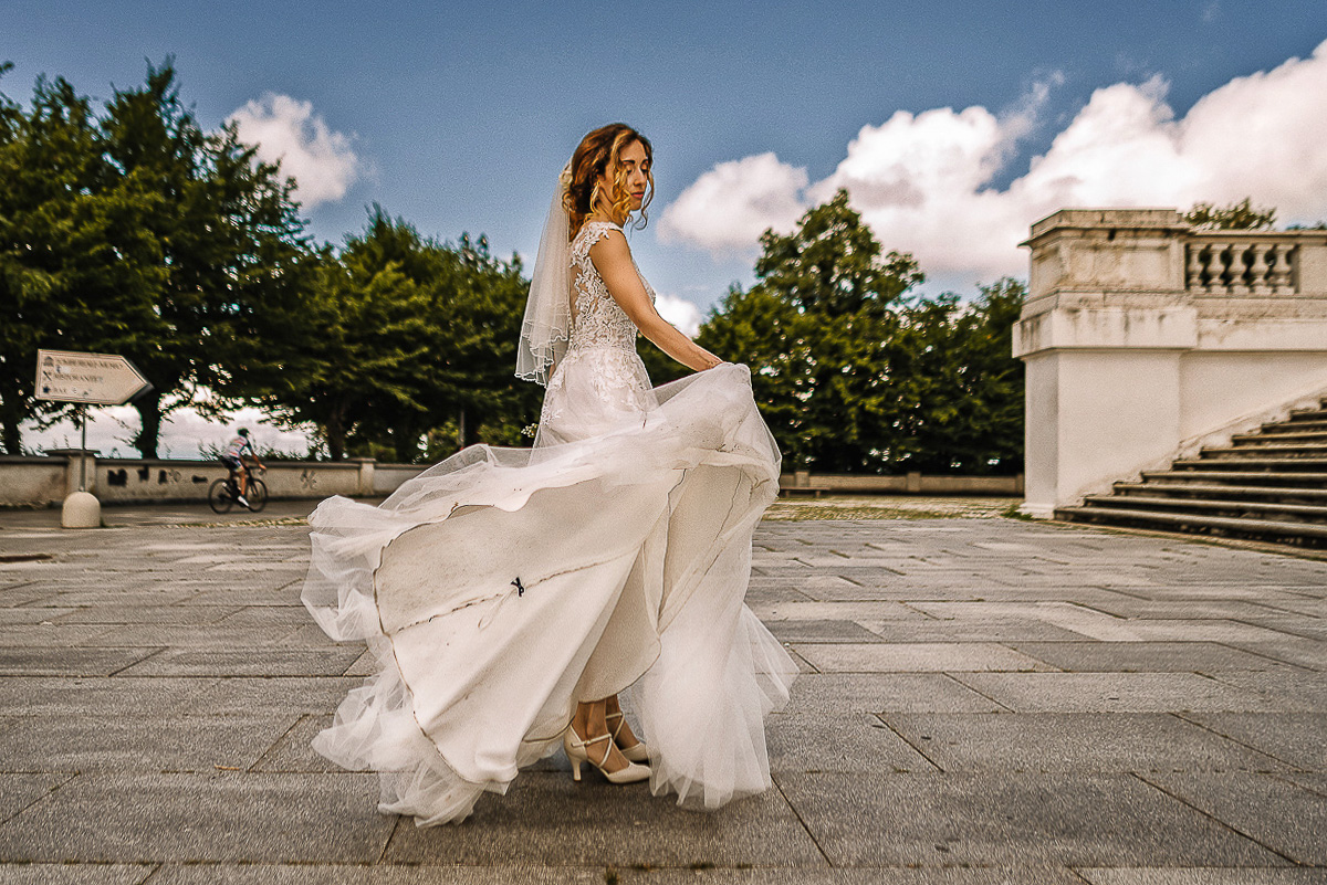 Matrimonio a Superga. Servizio di Coppia.Ritratto della sposa che piroetta sollevando il vestito