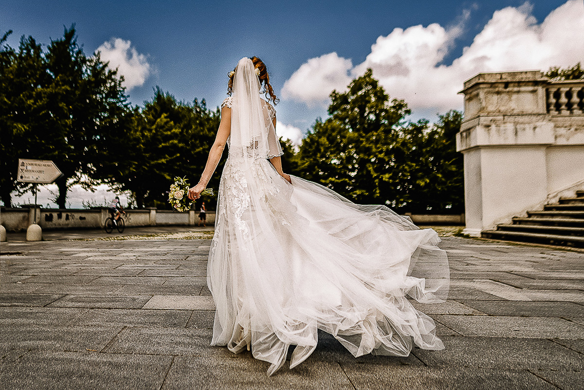 Matrimonio a Superga. Servizio di Coppia.Ritratto della sposa e dell'abito da dietro.