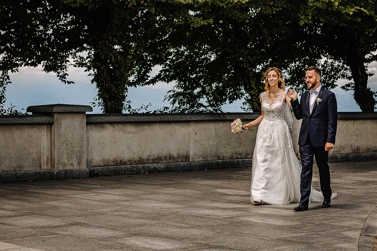 Matrimonio a Superga. Servizio di Coppia.Sposi che camminano.
