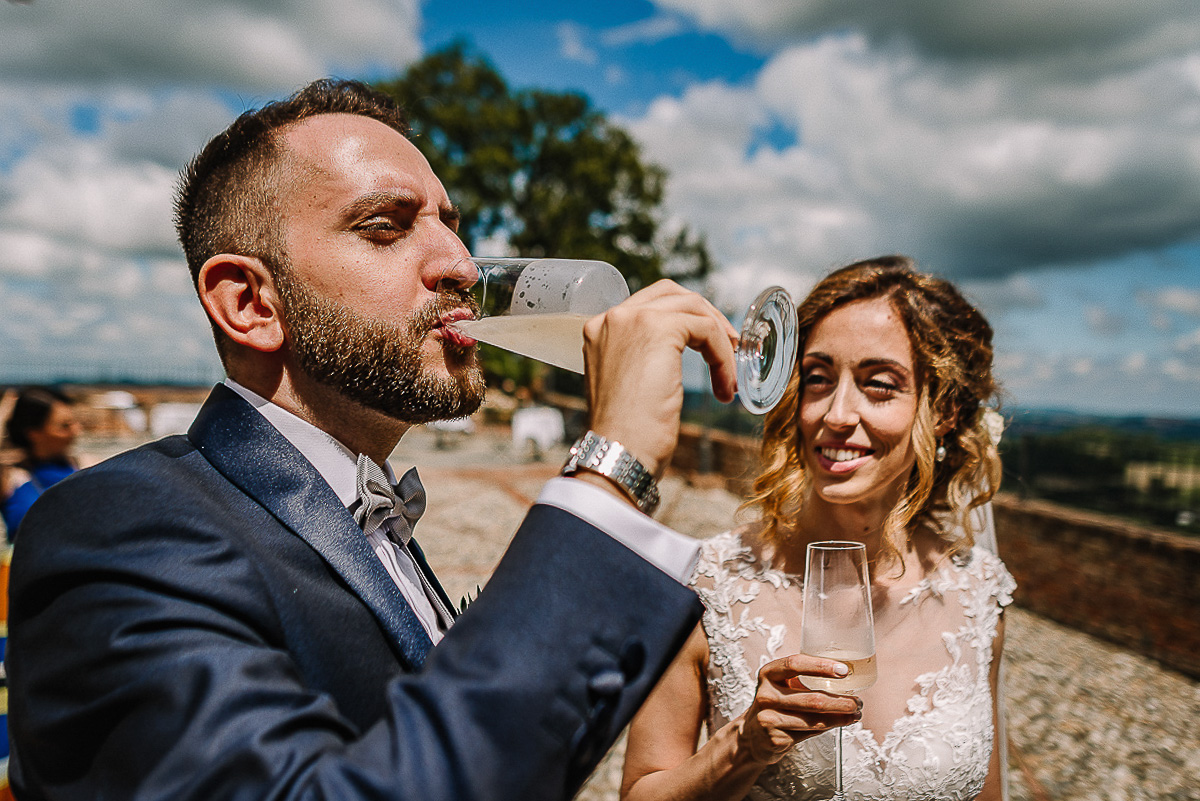 Matrimonio al castello di Cortanze. Aperitivo.Sposi che brindano