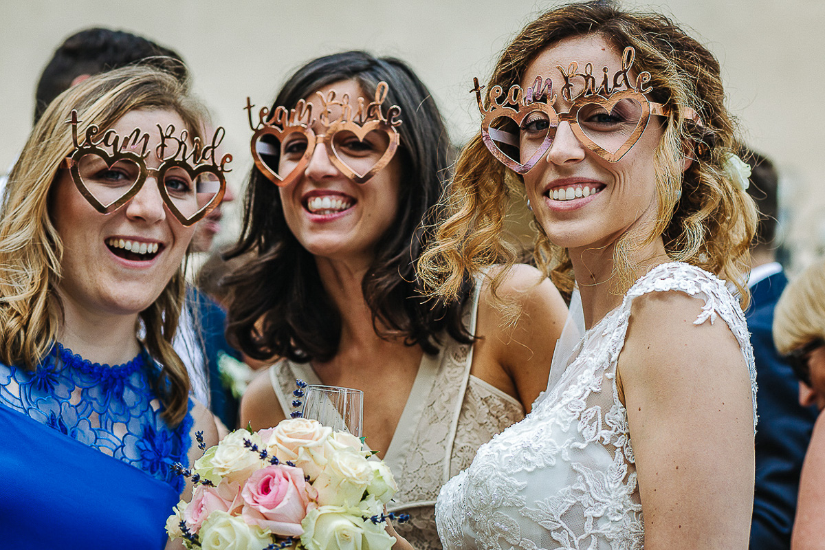 Matrimonio al castello di Cortanze. Aperitivo.Sposa con amiche con gli occhiali bride