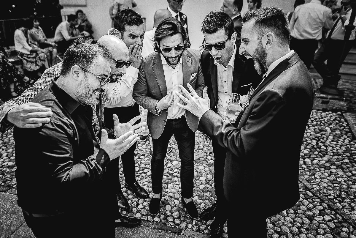 Matrimonio al castello di Cortanze. Aperitivo.Sposo che mostra l'anello agli amici.