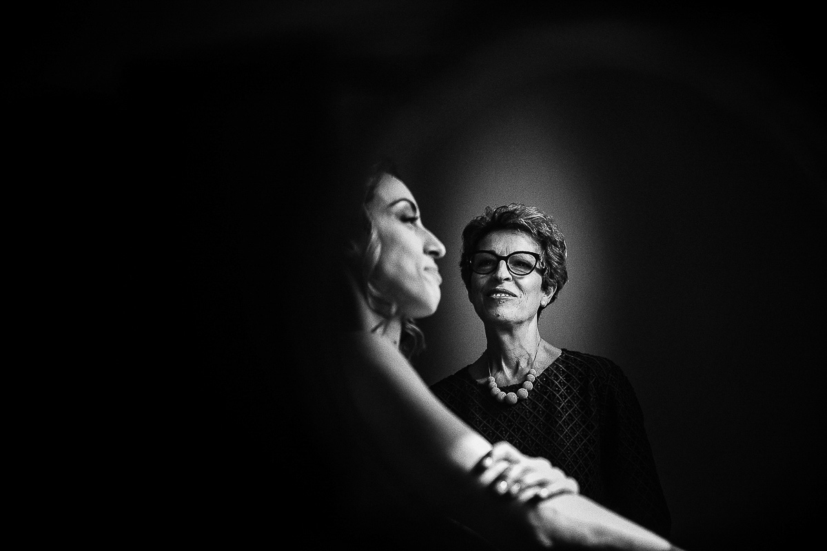 Matrimonio a Torino, preparazione della sposa.Sposa con la mamma.