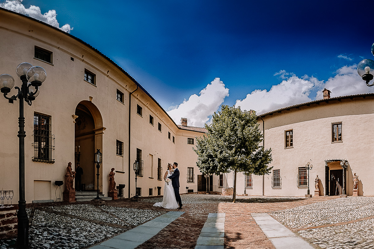 Matrimonio al castello di Cortanze. Aperitivo.Sposi che si baciano. Panorama del castello