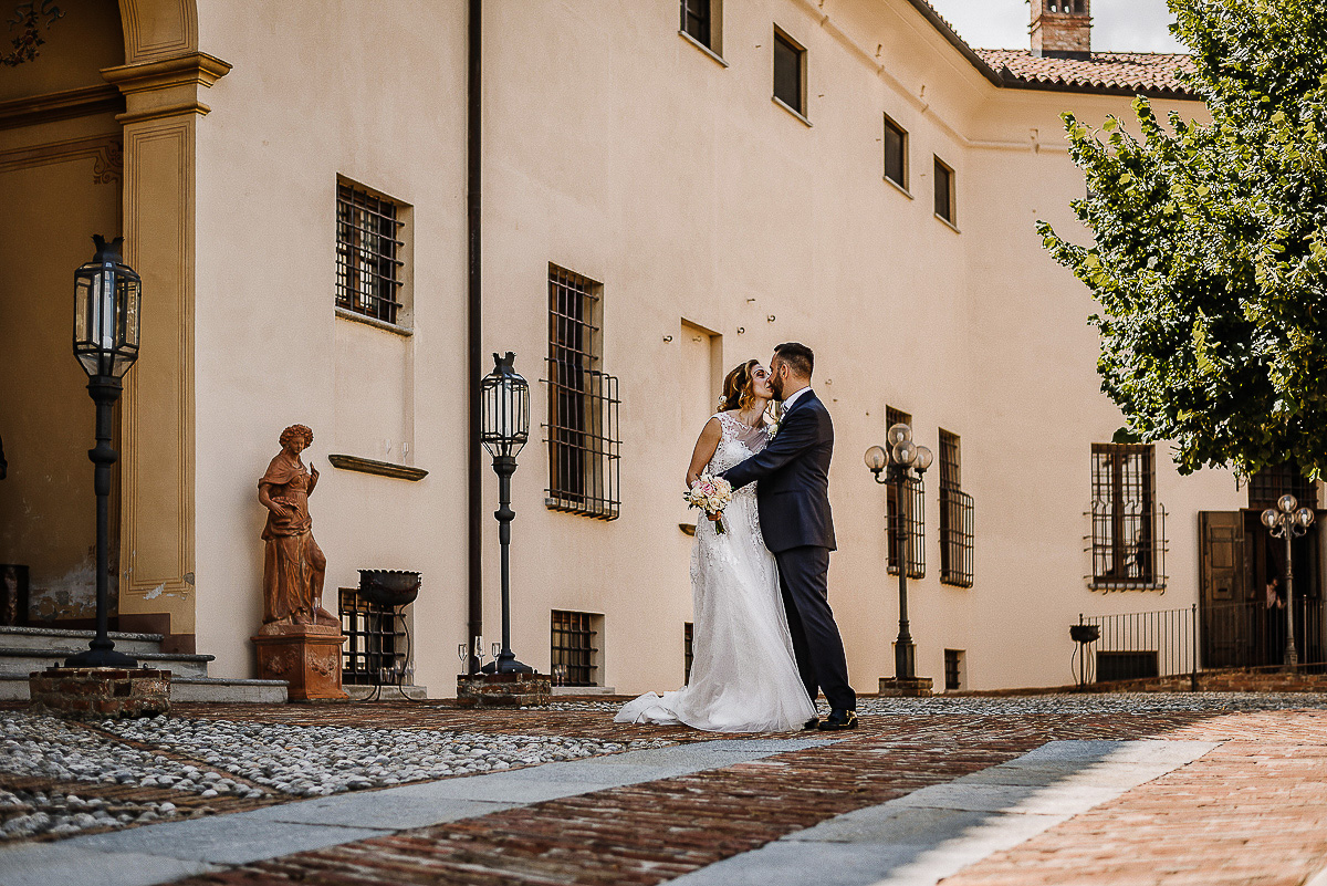Matrimonio al castello di Cortanze. Aperitivo.Panoramica del castello. Sposi che si baciano