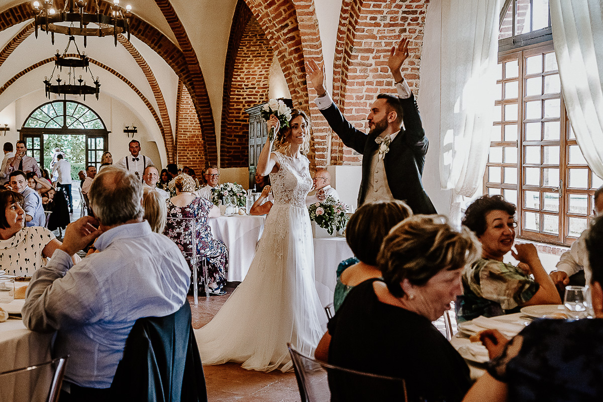 Matrimonio al castello di Cortanze. Pranzo Entrata degli sposi in sala e saluto agli invitati.