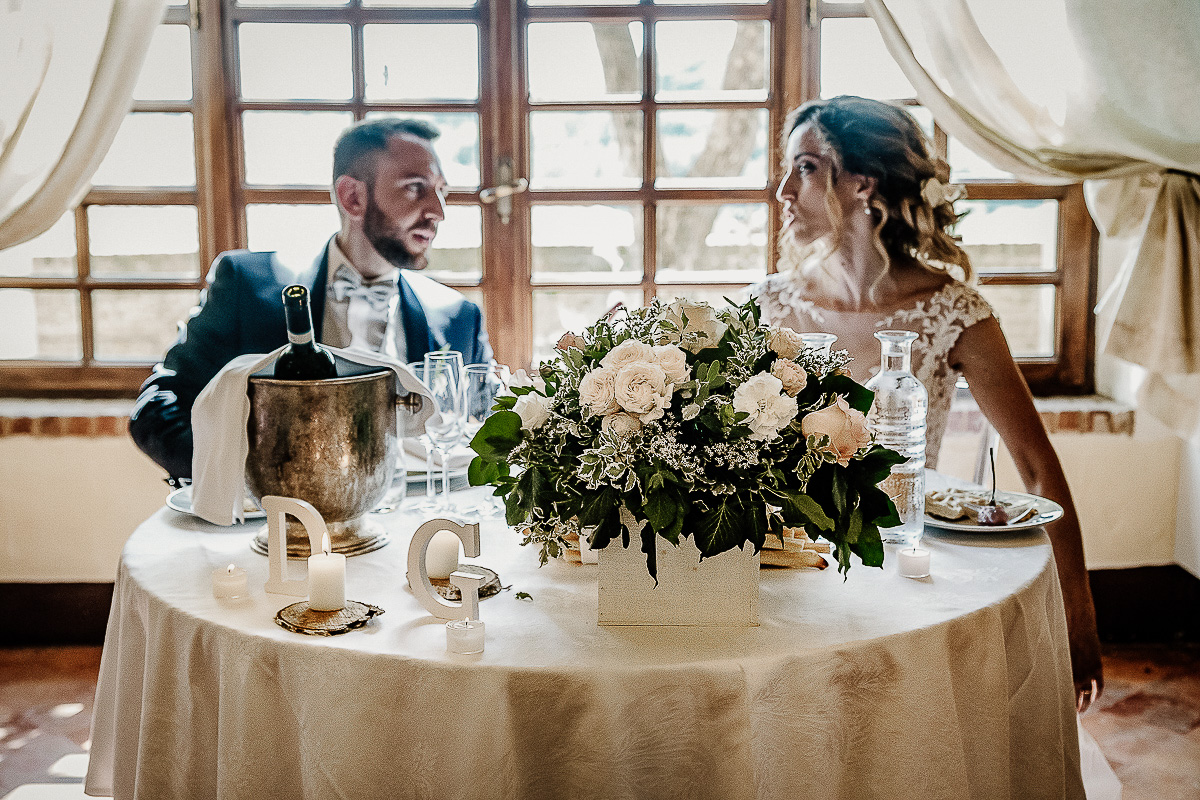 Matrimonio al castello di Cortanze. Pranzo Sposi al loro tavolo. Particolare della composizione floreale.