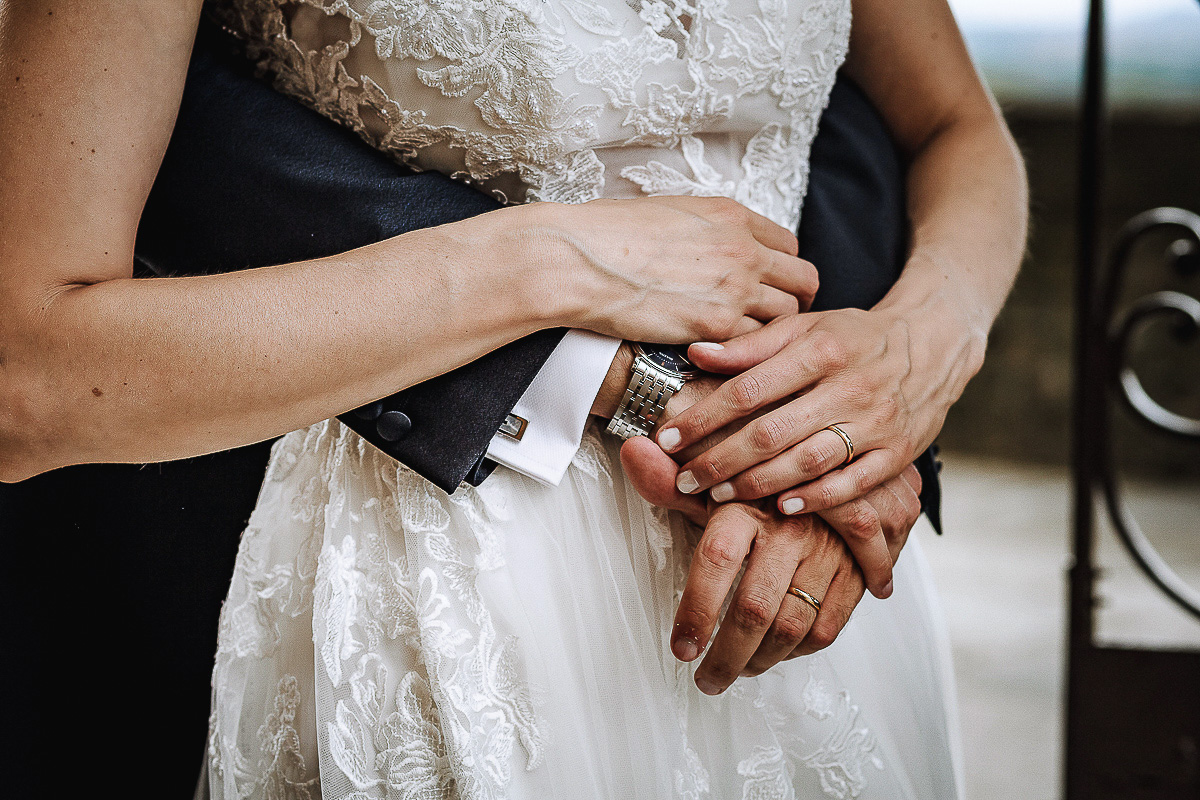Matrimonio al castello di Cortanze. Sessione di coppia. Particolare delle mani.