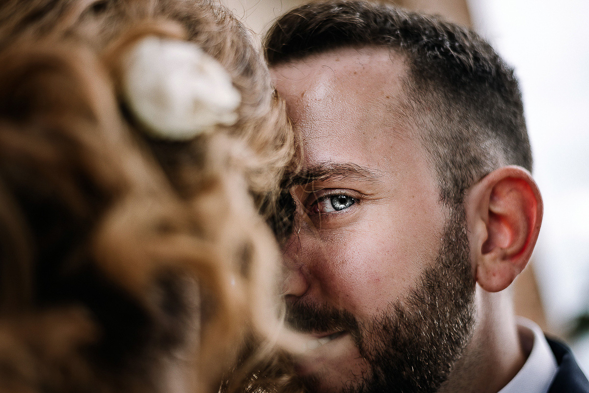 Matrimonio al castello di Cortanze. Sessione di coppia. Occhio dello sposo.