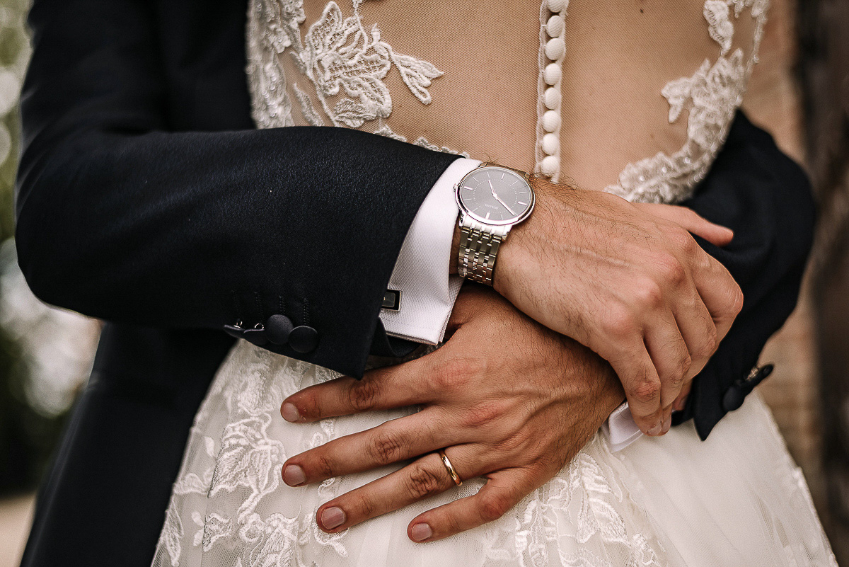 Matrimonio al castello di Cortanze. Sessione di coppia. Mani