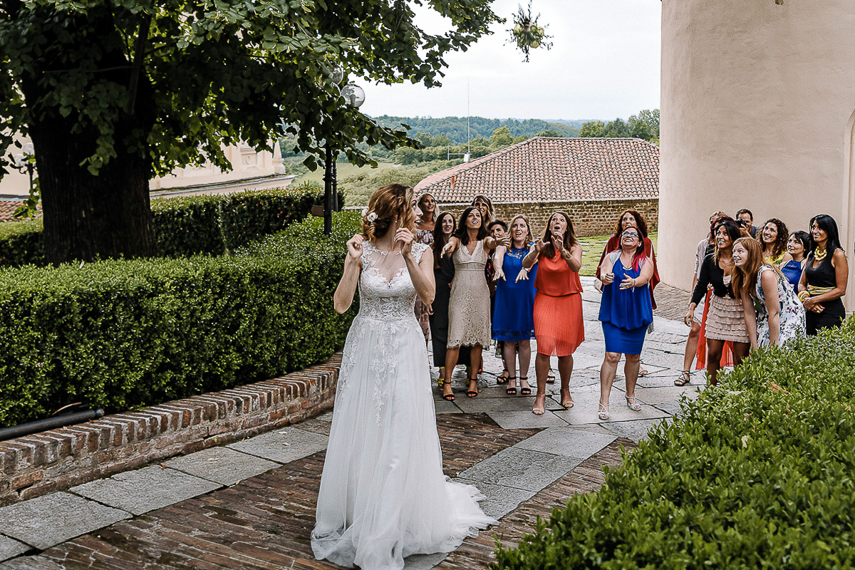 Matrimonio al castello di Cortanze. Ricevimento. Lancio del bouquet