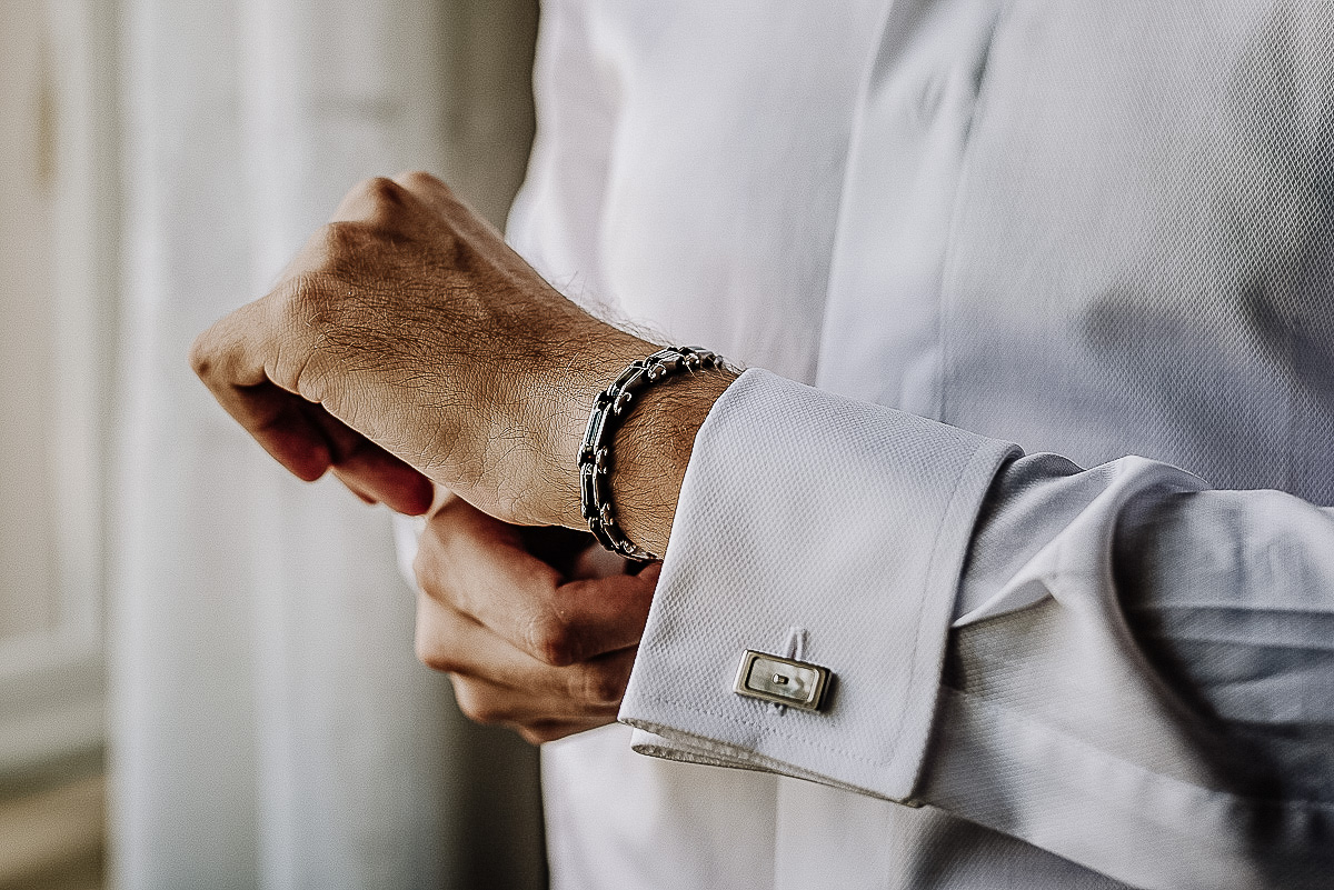 Matrimonio a Torino, preparazione dello sposo. Particolare del gemello della camicia e del braccialetto.