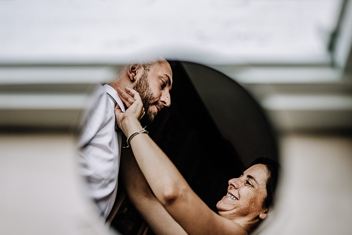 Matrimonio a Torino, preparazione dello sposo. Sposo con la sorella riflessi in uno specchio.