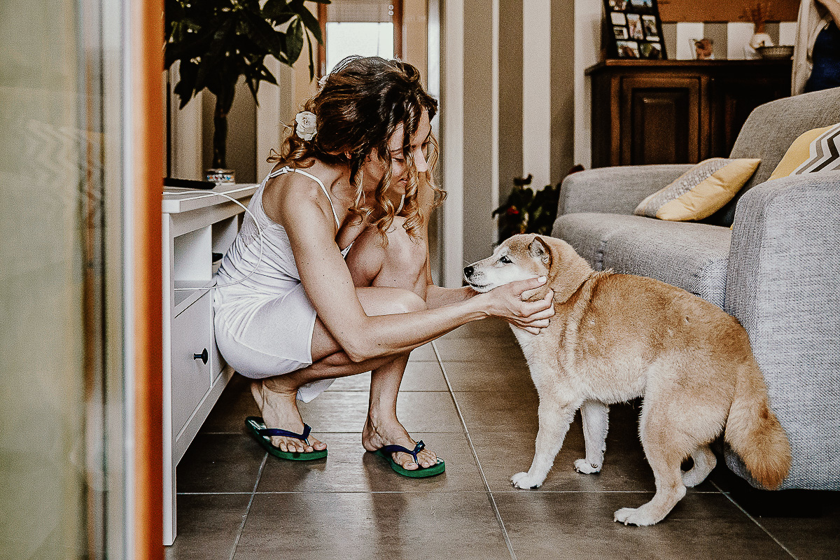Matrimonio a Torino, preparazione della sposa. Sposa in sottoveste con il suo cane.